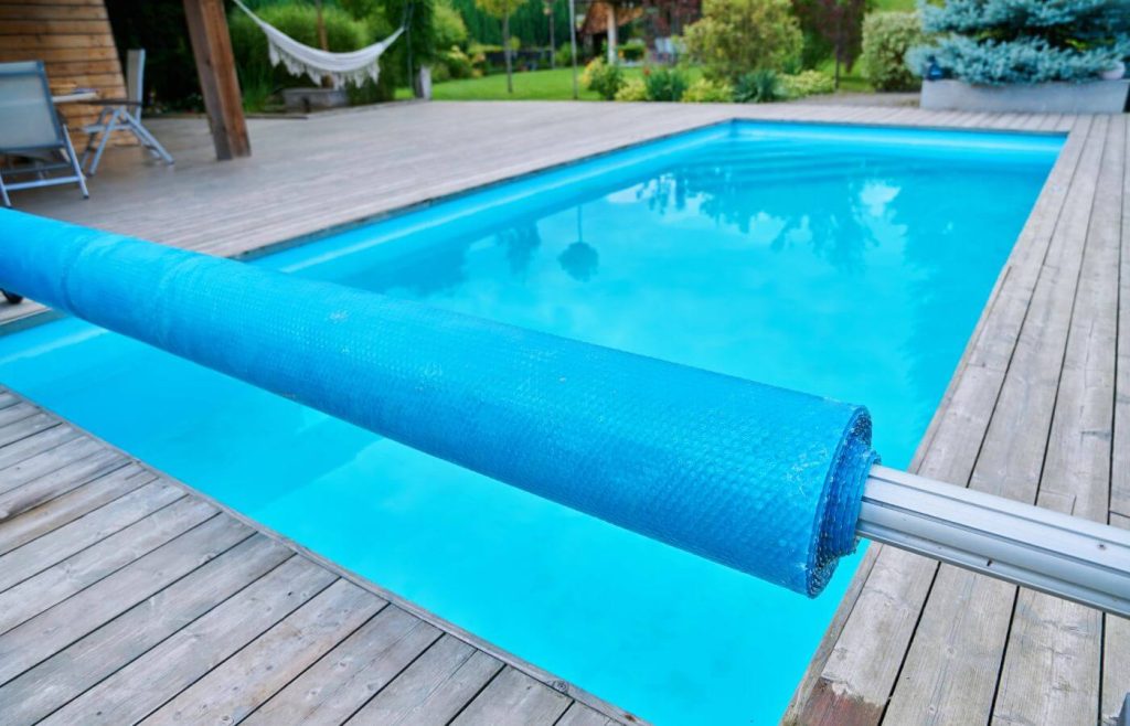 Ventajas de usar un cobertor para tu piscina: ahorra, protege y disfruta más